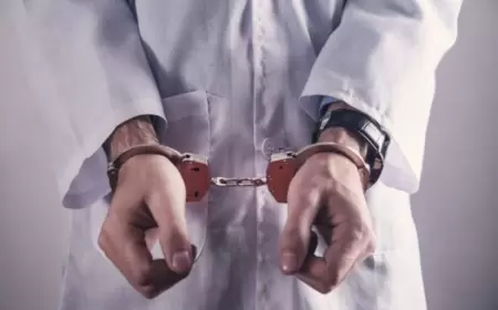 Doğuş zamanı körpənin ölümünə səbəb olan həkim qərardan şikayətçidir