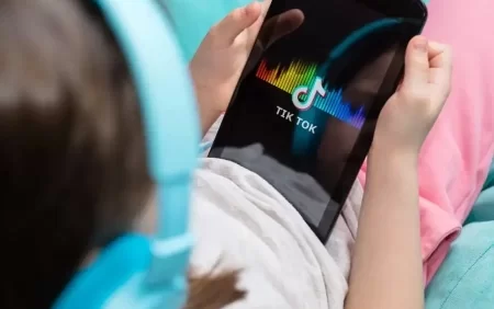 Uşaqların psixologiyasını pozan "TikTok" BAĞLANIR