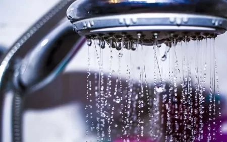 Soyuq su ilə duş qəbul etdi, 15 saat sonra ölü tapıldı