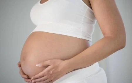 Dərsdə sancısı tutan müəllim dayanacaqda uşaq dünyaya gətirdi - FOTO