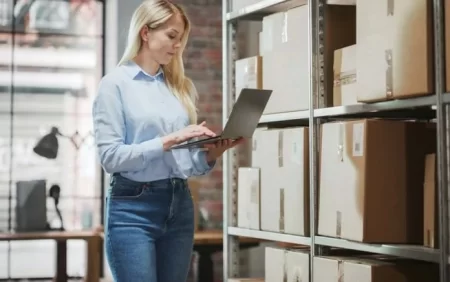 Ayaq üstə işləməyin görünməz təhlükəsi: Alimlərdən xəbərdarlıq