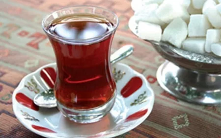Gündə neçə stəkan çay içə bilərik? - Həkim ziyanlarını açıqladı