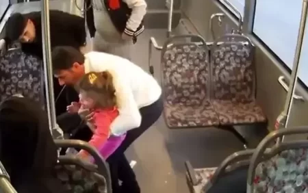 Avtobus sürücüsü boğulan uşağı belə xilas etdi - VİDEO
