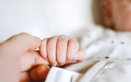 Yeni doğulmuş körpələrin yeməyinə spirt qoydular: Bir körpə öldü, altı körpə..