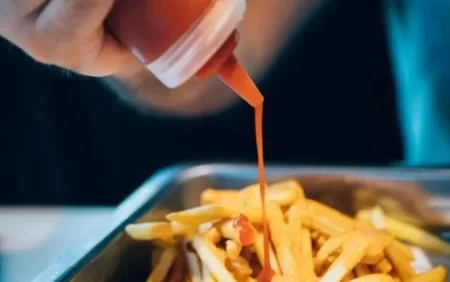 Məktəblilərə KETÇUP yemək buna görə qadağan edilibmiş