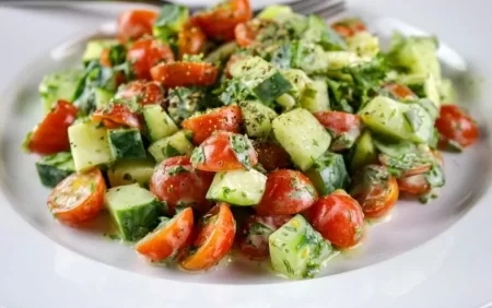 Həkimlərdən xəbərdarlıq: Pomidor və xiyarı birlikdə YEMƏYİN