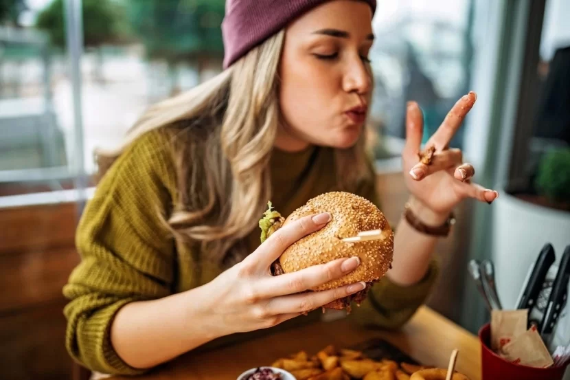 Çips, burger, qazlı içki arıqlamağa maneə deyil, sadəcə bir şərt var - Mütəxəssisdən tövsiyə