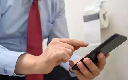 Tualetdə telefon istifadə edənlərə PİS XƏBƏR