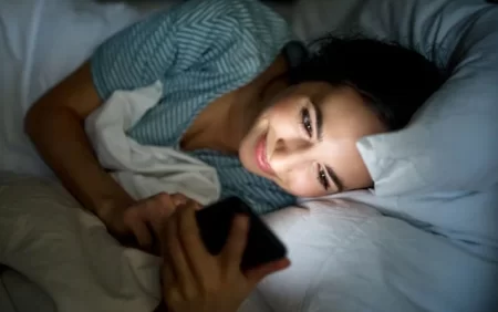 Qaranlıqda televizora, telefona baxmaq niyə təhlükəlidir? - Oftalmoloqlar