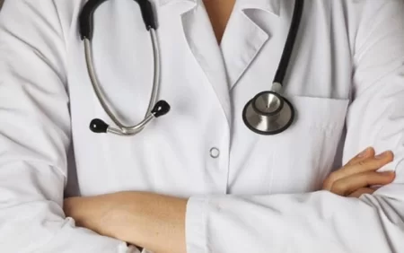 Həkimlər niyə AĞ RƏNGDƏ GEYİNİRLƏR?