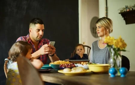 Yemək yeyərkən telefondan istifadə edənlərə bəd xəbər