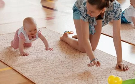 Təzyiqi salmaq, onurğanı möhkəmləndirmək üçün... uşaq kimi iməkləyin