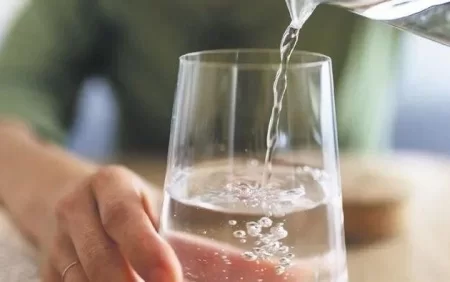 Yemək zamanı su içdikdə nə baş verir?