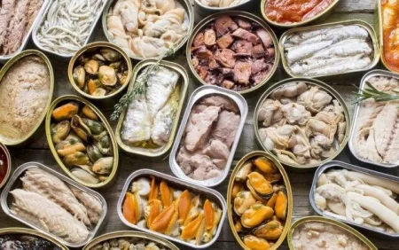 Konservləşdirilmiş qidaları alarkən nələrə diqqət edilməlidir? - VİDEO