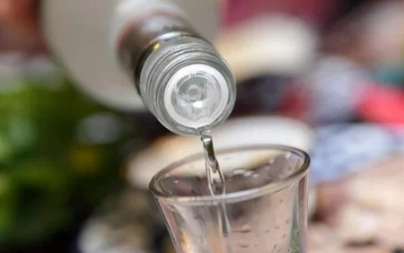 Saxta spirt zəhərlənməsi zamanı nə etməli? - 5 maddə