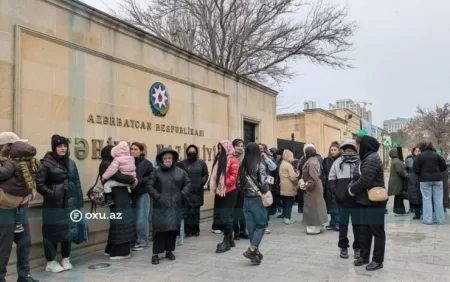 Valideynlər Səhiyyə Nazirliyinin qabağına TOPLAŞDI: dərmanlar ölümə səbəb olur?