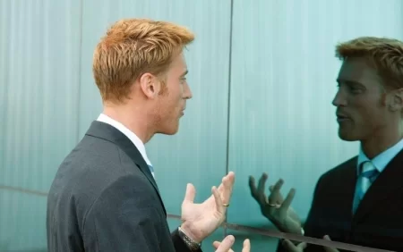 Öz-özünə danışmağın faydaları – Psixoloq AÇIQLADI