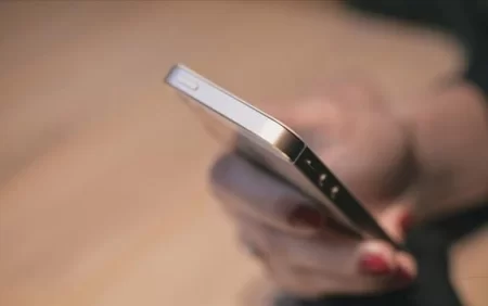 Telefonu çarpayıdan 2 metr aralı qoyun - Professor