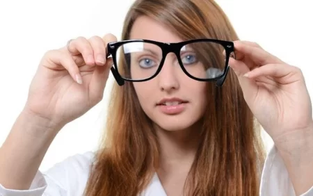 Həkimdən bəzək məqsədilə taxılan eynəklərlə bağlı XƏBƏRDARLIQ