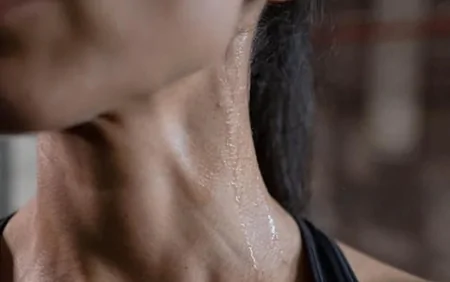 Əgər təriniz ağ iz buraxırsa, deməli... - bu qidalardan yeyin: Həkim açıqladı