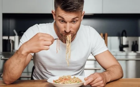 Sürətlə yemək yeyənlər OXUSUN: fəsadları