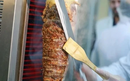 Naxçıvanda dönərdən kütləvi zəhərlənmə baş verib