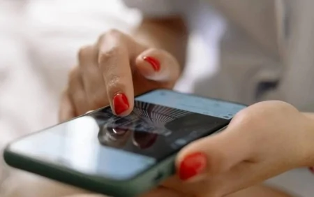 Telefonu belə tutanlara ciddi xəbərdarlıq - Xəstəlik yaradır