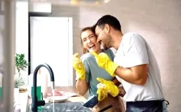 Psixoloq açıqladı: Cütlükləri xoşbəxt edən sadə vərdiş