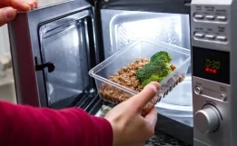 Yeməyi plastik qabda qızdıranların nəzərinə! - Bu xəstəlik yaranır