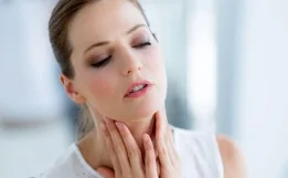 Səsdə xırıltı, boğaz tutulması - Yeni COVID ştammının əlamətləri